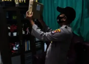 AMANKAN LOGISTIK PILKADES–Personel Polsek Cibaliung, sedang mengamankan logistik Pilkades, di kantor Kecamatan Cibaliung. (ISTIMEWA)