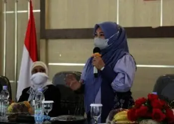 SAMBUTAN–Bupati Pandeglang Irna Narulita, menyampaikan sambutan di acara Penguatan Kapasitas Kaukus Perempuan Politik Indonesia dan Kaukus Perempuan Parlemen Kabupaten Pandeglang Periode 2021 – 2026,  di Pendopo Pandeglang, Sabtu (4/9/2021). (NIPAL SUTIANA/SATELITNEWS.ID)