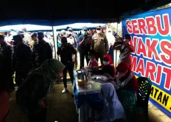 Satuan TNI AL “Serbu” Wilayah Pesisir Labuan, Bupati Irna Ikut Turun Langsung