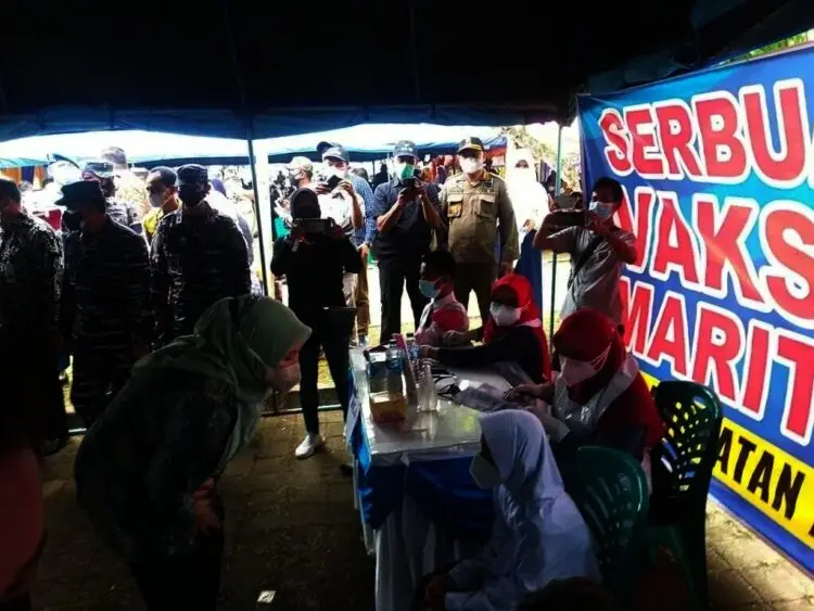 Satuan TNI AL “Serbu” Wilayah Pesisir Labuan, Bupati Irna Ikut Turun Langsung