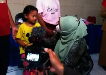 SANTUNI ANAK YATIM–Bupati Pandeglang, Irna Narulita, sedang memberikan santunan dan semangat ke anak yatim dampak Covid-19, di Kecamatan Labuan, Senin (6/9/2021). (NIPAL SUTIANA/SATELITNEWS.ID)