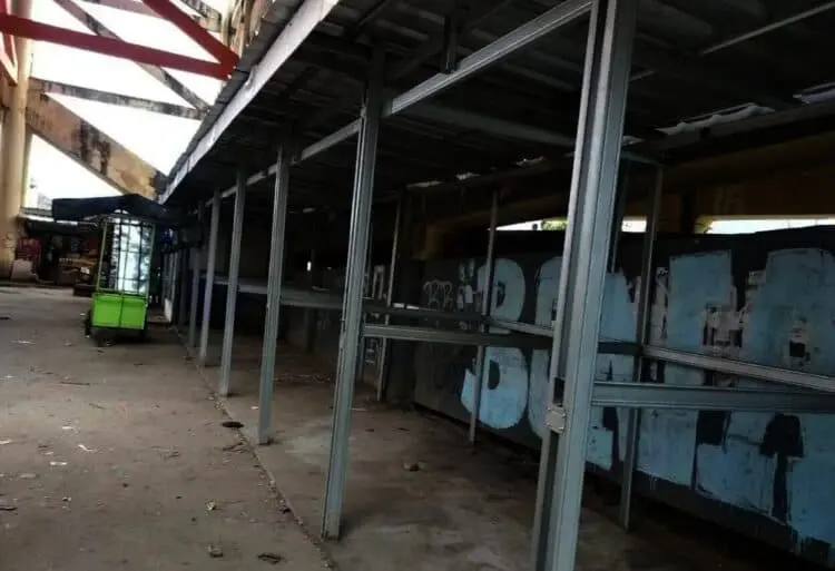 Miris! Kios di Gedung Shelter Tsunami Labuan Terbengkalai