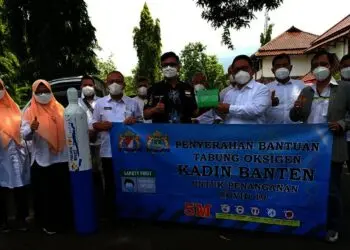 TERIMA BANTUAN–Wabup Pandeglang, Tanto Warsono Arban, didampingi jajarannya, secara simbolis menerima bantuan tabung oksigen dan regulator dari Kadin Banten, di lingkungan Pendopo Bupati Pandeglang, Rabu (8/9/2021). (NIPAL SUTIANA/SATELITNEWS.ID)