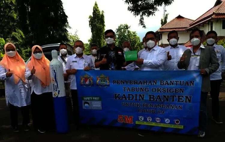 Giliran Pandeglang Mendapat Bantuan Tabung Oksigen dari Kadin Banten