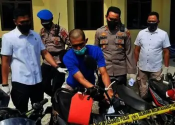 EKSPOS KASUS–Kapolres Pandeglang, AKBP Belny Warlansyah, didampingi jajarannya sedang menunjukan pelaku dan barang bukti pencutian, di Halaman Mapolres Pandeglang, Rabu (8/9/2021). (NIPAL SUTIANA/SATELITNEWS.ID)