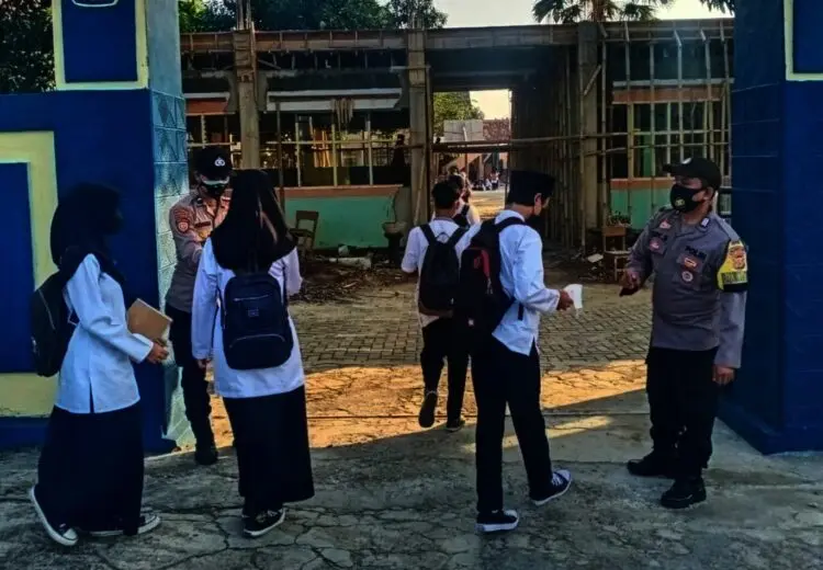 Perketat Prokes, Personel Polres Pandeglang Disebar di Sekolah