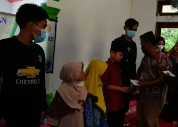 SANTUNAN YATIM–Humas STISIP Banten Raya, Ahmad Toni, secara simbolis memberikan santunan kepada anak yatim, Minggu (12/9/2021). (ISTIMEWA)