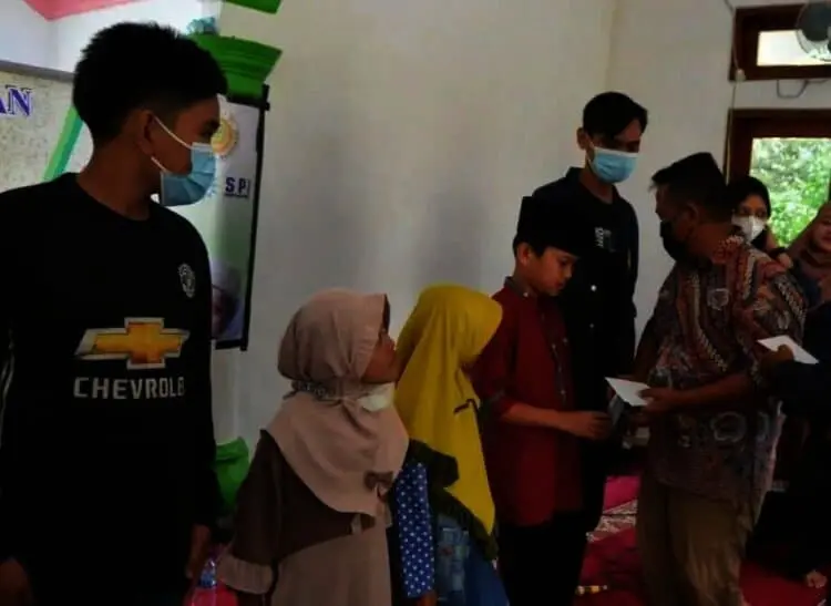 SANTUNAN YATIM–Humas STISIP Banten Raya, Ahmad Toni, secara simbolis memberikan santunan kepada anak yatim, Minggu (12/9/2021). (ISTIMEWA)