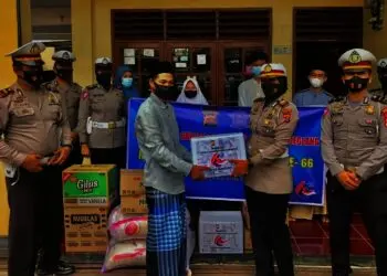 SERAHKAN BANTUAN–Kasat Lantas Polres Pandeglang, AKP Jeany Viadiniati, didampingi jajarannya sedang menyarahkan bantuan paket sembako ke Panti Asuhan Hasanudin, Pandeglang, Jumat (17/9/2021). (NIPAL SUTIANA/SATELITNEWS.ID)