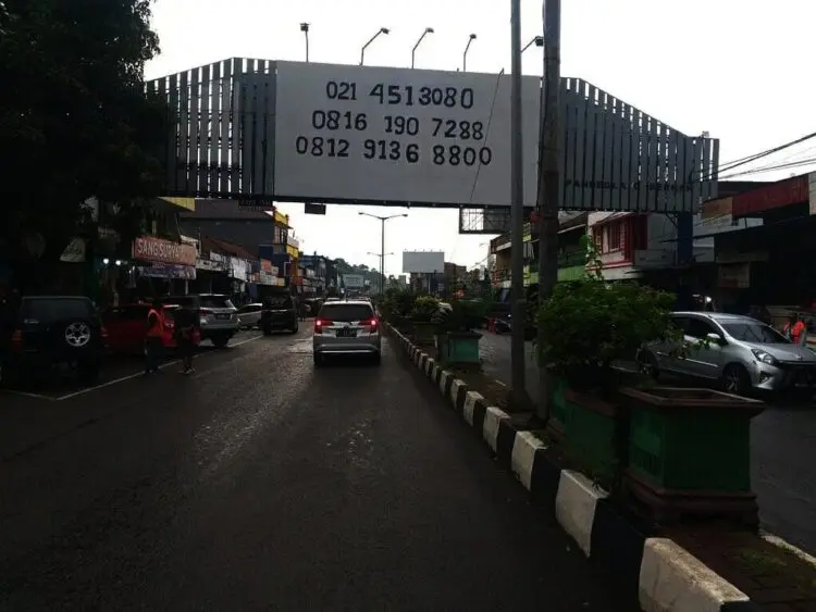 LANGGANAN BANJIR–Jalan Ahmad Yani atau Jalan Raya Pandeglang-Serang, tepatnya di Pasar Pandeglang, Minggu (19/9/2021). Jalan ini yang kerap mengalami banjir, jika hujan lebat mengguyur wilayah sekitar. (NIPAL SUTIANA/SATELITNEWS.ID)