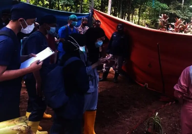 Pihak Polri dibantu oleh masyarakat sedang melakukan proses pembongkaran makam korban miras oplosan di pemakaman umum Kecamat Menes, Selasa (21/9/2021). (ISTIMEWA)