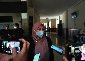 Bupati Pandeglang, Irna Narulita, sedang di wawancara wartawan, Rabu (22/9/2021). (NIPAL SUTIANA/SATELITNEWS.ID)