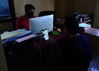 DIPERIKSA–Anggota Satreskrim Polres Pandeglang, sedang memeriksa seorang tersangka pembunuhan, di ruang Reskrim Polres Pandeglang, Kamis (23/9/2021). (ISTIMEWA)