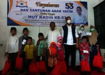 SANTUNAN–Ketua Kadin Pandeglang, H. Aab Abdulah bersama Wakil Ketua Kadin Banten, Amal Jayabaya, sedang menyantuni anak-anak yatim pada saat acara tasyakuran HUT Kadin ke-53, di Sekretariat Kadin Kabupaten Pandeglang, Jumat (24/9/2021). (NIPAL SUTIANA/SATELITNEWS.ID)