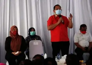 KUNJUNGAN KERJA–Ketua Komisi IV DPR RI, Sudin, didampingi Bupati Pandeglang, Irna Narulitra, sedang memberikan penjelasan terkait situasi dan kondisi pertanian, khususnya petani di Pandeglang, Jumat (24/9/2021). (ISTIMEWA)