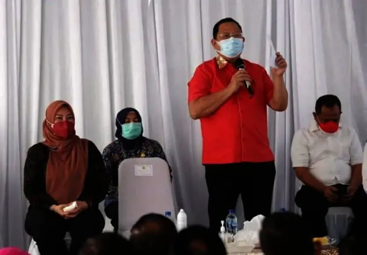 KUNJUNGAN KERJA–Ketua Komisi IV DPR RI, Sudin, didampingi Bupati Pandeglang, Irna Narulitra, sedang memberikan penjelasan terkait situasi dan kondisi pertanian, khususnya petani di Pandeglang, Jumat (24/9/2021). (ISTIMEWA)