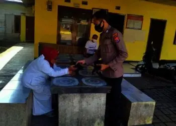 Personel Bhabinkamtibmas Polsek Kasemen, menggelar bhakti sosial membagikan masker secara gratis, di Yayasan Panti Asuhan Baitirohman, di Kampung Sukadana, Kelurahan/Kecamatan Kasemen, Kota Serang, Kamis (9/9/2021). (ISTIMEWA)