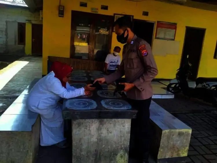 Personel Bhabinkamtibmas Polsek Kasemen, menggelar bhakti sosial membagikan masker secara gratis, di Yayasan Panti Asuhan Baitirohman, di Kampung Sukadana, Kelurahan/Kecamatan Kasemen, Kota Serang, Kamis (9/9/2021). (ISTIMEWA)