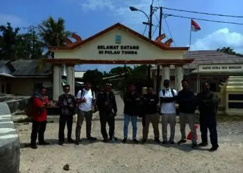 Jajaran Diskominfosatik Kabupaten Serang, berkunjung ke Pulau Tunda, Kamis (23/9/2021). (ISTIMEWA)