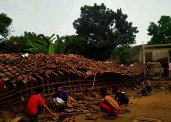 AMBRUK–Bangunan Pondok Pesantren (Ponpes) Wasilatul Ikhwan, di Kampung Ranca Kuda, RT 08 RW 02, Desa Mekar Baru, Kecamatan Kopo, Kabupaten Serang, ambruk, Sabtu (4/9/2021). (ISTIMEWA)