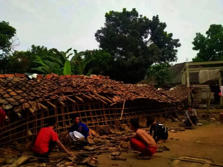 AMBRUK–Bangunan Pondok Pesantren (Ponpes) Wasilatul Ikhwan, di Kampung Ranca Kuda, RT 08 RW 02, Desa Mekar Baru, Kecamatan Kopo, Kabupaten Serang, ambruk, Sabtu (4/9/2021). (ISTIMEWA)