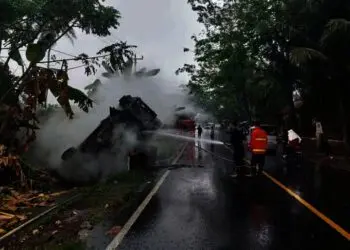 PEMADAMAN–Tim Damkar BPBD Kabupaten Serang, sedang memadamkan mobil yang terbakar di Kampung Kosambi, Desa Karang Suraga, Kecamatan Cinangka, Kabupaten Serang, Kamis (23/9/2021). (ISTIMEWA)