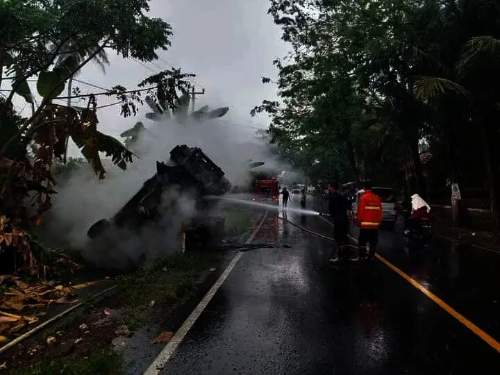 PEMADAMAN–Tim Damkar BPBD Kabupaten Serang, sedang memadamkan mobil yang terbakar di Kampung Kosambi, Desa Karang Suraga, Kecamatan Cinangka, Kabupaten Serang, Kamis (23/9/2021). (ISTIMEWA)