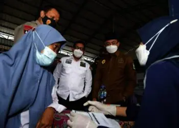 TINJAU VAKSINASI–Wagub Banten Andika Hazrumy bersama Kapolda dan sejumlah jajaran terkait, meninjau pelaksanaan Vaksinasi Merdeka yang digelar di Pondok Pesantren (Ponpes) Ikhlas Salman Al Farisi, Kecamatan Jawilan, Kabupaten Serang, Selasa (7/9/2021). (ISTIMEWA)