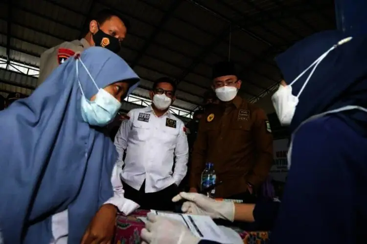 TINJAU VAKSINASI–Wagub Banten Andika Hazrumy bersama Kapolda dan sejumlah jajaran terkait, meninjau pelaksanaan Vaksinasi Merdeka yang digelar di Pondok Pesantren (Ponpes) Ikhlas Salman Al Farisi, Kecamatan Jawilan, Kabupaten Serang, Selasa (7/9/2021). (ISTIMEWA)