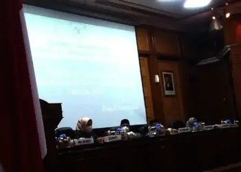 RAPAT PARIPURNA–Bupati Serang Ratu Tatu Chasanah, menghadiri rapat paripurna tentang pembahasan Raperda, di ruang paripurna DPRD setempat, Kamis (23/9/2021). (SIDIK/SATELITNEWS.ID)