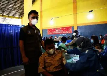 TINJAU KEGIATAN VAKSINASI– Kepala Dinkes Kabupaten Serang, Agus Sukmayadi, saat meninjau vaksinasi, belum lama ini. (DOKUMEN/ISTIMEWA)