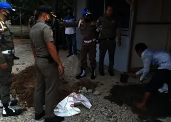 PASANG PLANG–Satpol PP Kabupaten Serang, sedang memasang plang aset milik Pemda, di lahan yang ditempati bangunan liar di Kecamatan Petir, Rabu (22/9/2021). Bangunan tersebut rencananya akan dibongkar Satpol PP. (ISTIMEWA)