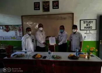SERAHKAN SK–Kepala Dindikbud Kabupaten Serang, Asep Nugrahajaya (kiri), menyerahkan SK SDN Negeri Ciruas 5. Penyerahan tersebut, disaksikan oleh Camat Ciruas, Rabu (1/9/2021). (SIDIK/SATELITNEWS.ID)