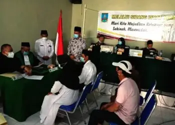 ISBAT NIKAH–Sejumlah pasutri melaksanakan isbat nikah di kantor PA Serang, Rabu (29/9/2021). (ISTIMEWA)