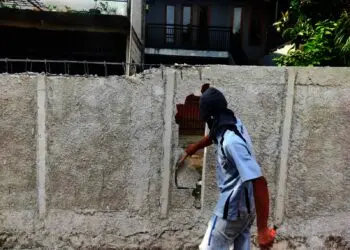 Tutup Akses Rumah Warga, Pagar Perumahan Dibongkar
