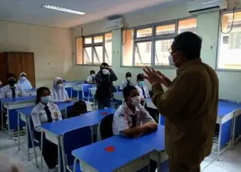 Wali Kota Benyamin Tinjau PTM SMP Hari Pertama