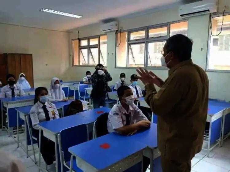 Wali Kota Benyamin Tinjau PTM SMP Hari Pertama