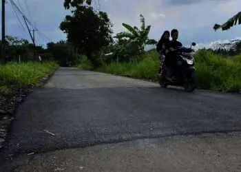 PARA PELAKU PENGEDAR DAN PENGGUNA NARKOTIKA–Personel anggota Satnarkoba Polres Pandeglang, mengapit para pelaku yang kemudian digiring ke sel Mapolres Pandeglang, beberapa waktu lalu. (ISTIMEWA)