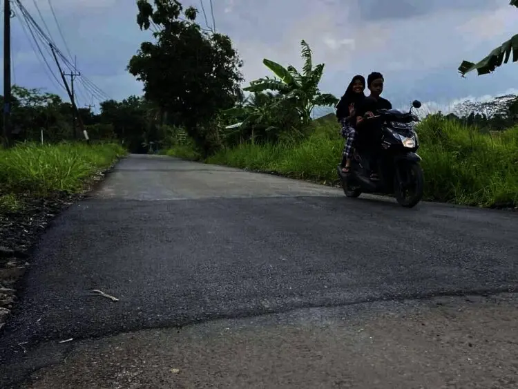 PARA PELAKU PENGEDAR DAN PENGGUNA NARKOTIKA–Personel anggota Satnarkoba Polres Pandeglang, mengapit para pelaku yang kemudian digiring ke sel Mapolres Pandeglang, beberapa waktu lalu. (ISTIMEWA)