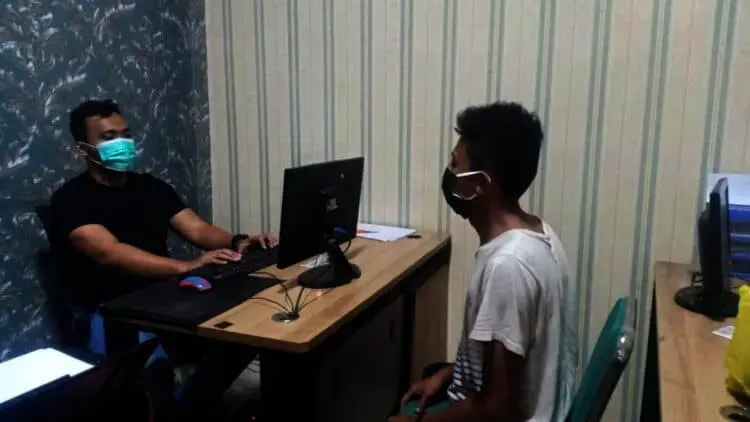 DIPERIKSA–Pengedar narkoba (kanan) yang berhasil dibekuk, sedang diperiksa oleh jajaran Satresnarkoba Polres Pandeglang, di kantornya, Minggu (5/9/2021). (ISTIMEWA)