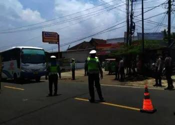 PENYEKATAN–Para personel Polres Pandeglang, sedang melakukan penyekatan dan mengimbauan Prokes, kepada pengguna jalan di perbatasan Jalan Raya Pandeglang – Serang, Selasa (21/9/2021). (ISTIMEWA)