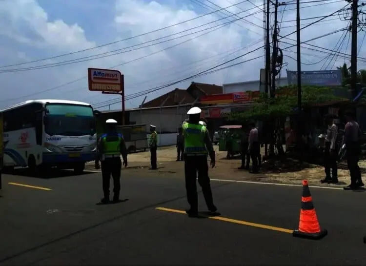 Batasi Kegiatan Masyarakat, Personel Polres Pandeglang Lakukan Penyekatan Jalur