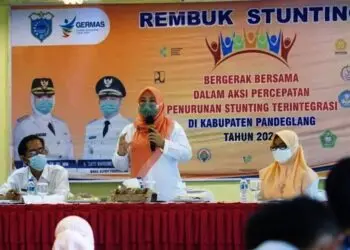 REMBUG STUNTING–Bupati Pandeglang, Irna Narulita, sambutan di acara rembuk stunting, di salah satu hotel di Pandeglang, Rabu (8/9/2021). (ISTIMEWA)