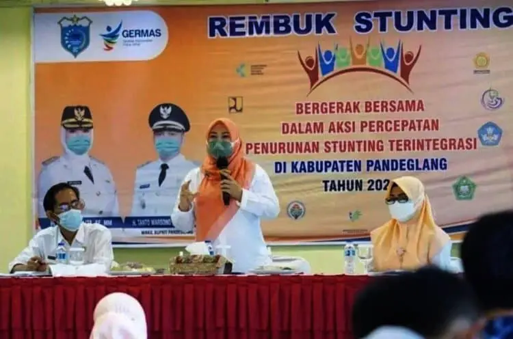 REMBUG STUNTING–Bupati Pandeglang, Irna Narulita, sambutan di acara rembuk stunting, di salah satu hotel di Pandeglang, Rabu (8/9/2021). (ISTIMEWA)