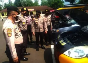 PEMERIKSAAN–Tim Supervisi Dit Samapta Polda Banten, memeriksa sarana prasarana pendukung fungsi Sabhara Polres Pandeglang, di halaman Mapolres Pandeglang, Kamis (2/9/2021). (NIPAL SUTIANA/SATELITNEWS.ID)
