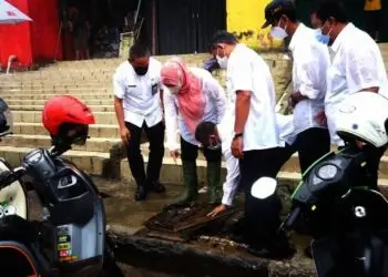 TINJAU DRAINASE–Bupati Pandeglang, Irna Narulita, didampingi jajarannya sedang meninjau drainase di Pasar Pandeglang, ditengah hujan deras, Rabu (29/9/2021). (ISTIMEWA)
