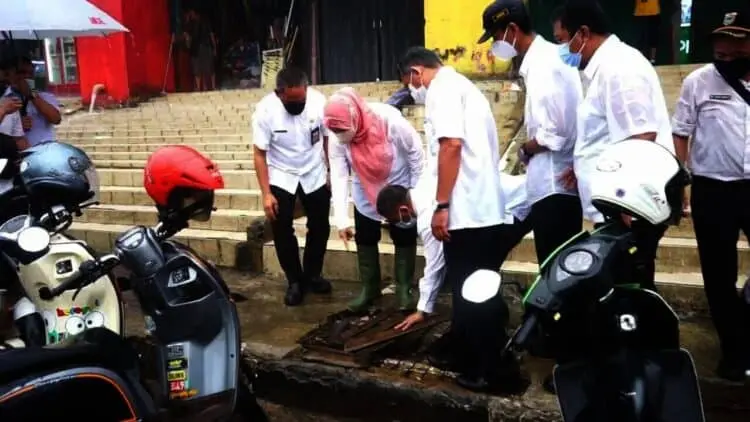 Tinjau Drainase di Pasar Pandeglang, Bupati Irna Rela Terobos Hujan Deras