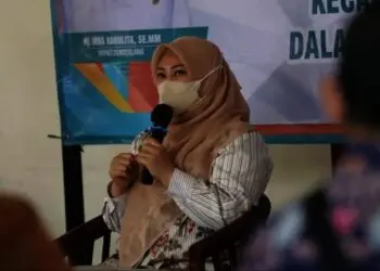 PENGARAHAN–Bupati Pandeglang Irna Narulita, menyampaikan pengarahan kepada jajarannya di lingkungan Kantor Kecamatan Pandeglang, Kamis (2/9/2021). (NIPAL SUTIANA/SATELITNEWS.ID)