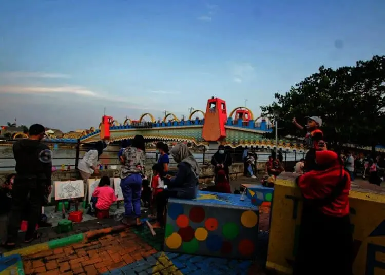 Potret Warga Mulai Berlibur di Kawasan Jembatan Berendeng