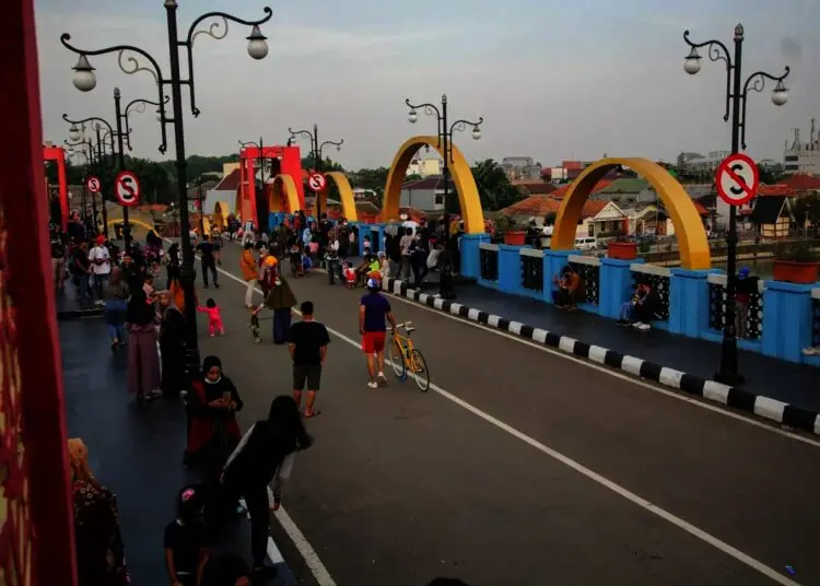 Potret Warga Mulai Berlibur di Kawasan Jembatan Berendeng